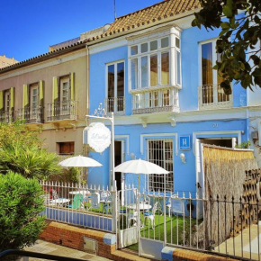  La Casa Azul B&B + Apartments  Малага